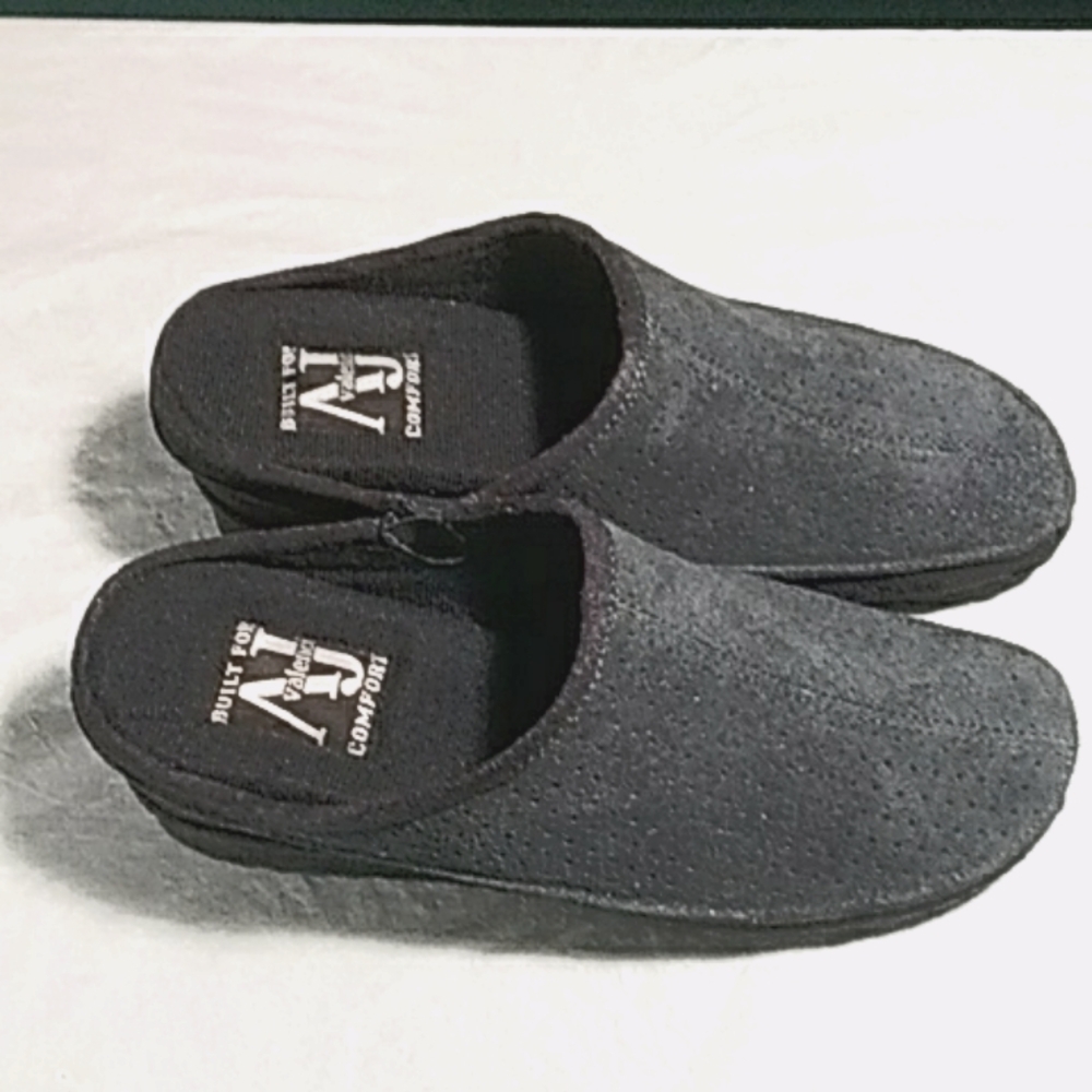 A J Valencia built for comfort shoes size 7 new without tag